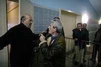 Don Cesare Lodeserto, direttore del Cpt Regina Pacis, tenta di impedire una visita autorzzata ai giornalisti S. Mencherini e M. Sestini.