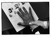 Schedatura delle impronte   Sul dorso della mano, un tatuaggio anti-polizia:   «odio gli sbirri» 
