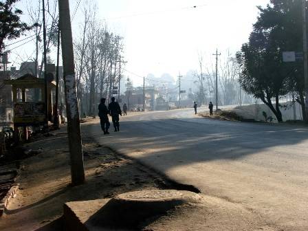 Strade deserte pattugliate dai militari durante il coprifuoco di fine gennaio a Kathmandu (foto Monica Mottin)  