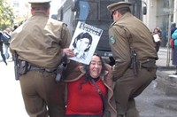 Fotocronaca dal Cile: carabinieri scatenati contro gli oppositori
