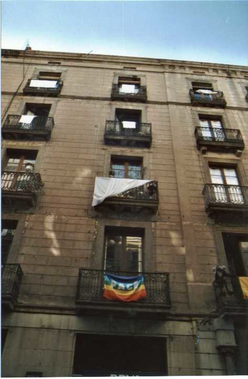 Torniamo da un viaggio a Barcellona, la città è letteralmente invasa da bandiere di pace, lenzuola bianche e cartelli contro la guerra. Tutti i negozi, i ristoranti i locali espongono cartelli come 
