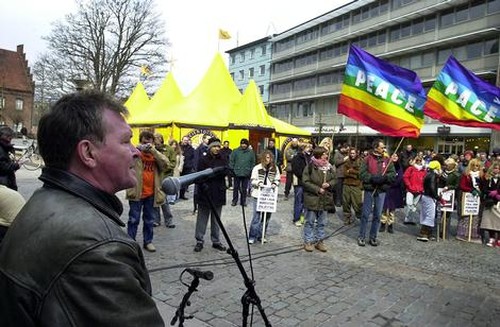 Questa foto è da una manifestazione a Aarhus, Danimarca. Tanti saluti. Poul