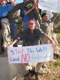 Tom Fox mentre protesta al fianco dei palestinesi contro il muro israeliano