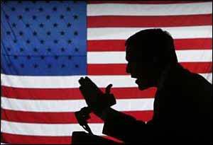 Foto di George W. Bush con la bandiera americana.