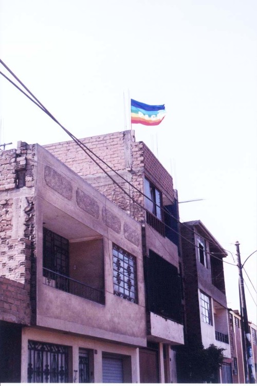 Ciao, questa bandiera è appesa a Vitarte, quartiere periferico di Lima, in Perù. E sventola tuttora! ASPEm di Cantù 