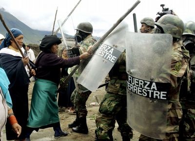 Donne indigene colpiscono i soldati quando hanno tolto il blocco stradale nella provincia di Imbabura, organizzato pe protestare contor il TLC con gli USA