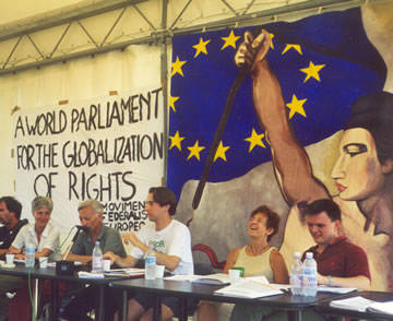 L'intervento di Franco Praussello (UEF) al Genoa Social Forum (luglio 2001) durante il seminario sulla democrazia globale. 