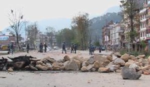 Le strade di Kathmandu bloccate dal coprifuoco.