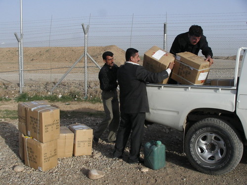 All'arrivo a Erbil. Vengono caricati gli scatoloni con il materiale scolastico per i bambini.