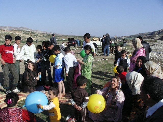 Assieme a un gruppo di curdi nel giorno del Newroz, sulle colline presso Erbil