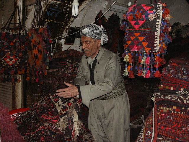 In un bazaar, quasi un labirinto di negozietti caratteristici, ancora il commercio tradizionale. Tappeti e oreficeria i prodotti più interessanti.