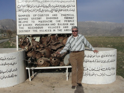Vicino a Doli Balisan, accanto alla costruzione alla memoria delle vittime dei bombardamenti chimici di Saddam, nei pressi del cimitero dove vennero sepolti vivi numerosi feriti che cercavano salvezza