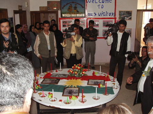 Halabja, scuola "Marzabotto". Nell'atrio una cerimonia di accoglienza e di ricordo delle vittime della strage.