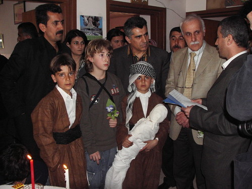 Halabja: Il sindaco di Marzabotto nella scuola; accanto, il bambino che ha mimato l'immagine emblematica della strage.