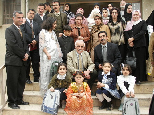 Halabja: Foto di gruppo davanti alla scuola "Marzabotto"
