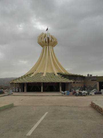 Halabja: Il mausoleo a ricordo delle vittime della strage del 16 marzo 1988, che Saddam Hussein fece bombardare con armi chimiche causando 5000 morti. La foto è scattata il 15 marzo 2006; il giorno dopo viene distrutto nel corso di una manifestazione vio