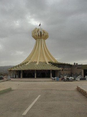 Halabja: Il mausoleo a ricordo delle vittime della strage del 16 marzo 1988, che Saddam Hussein fece bombardare con armi chimiche causando 5000 morti. La foto è scattata il 15 marzo 2006; il giorno dopo viene distrutto nel corso di una manifestazione violenta.