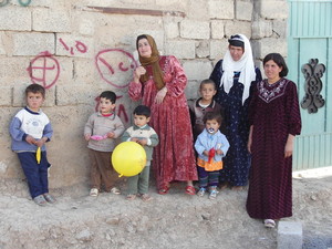 Donne e bambini in un villaggio verso Kirkuk. Tranquilli, attenti e intimiditi, i bambini - che non hanno giocattoli - accolgono con stupore i nostri palloncini...