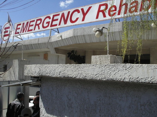 Suleymanya: L'ingresso del centro di riabilitazione di Emergency. Qui le vittime degli scoppi delle mine vengono curate e ricevono oltre alle protesi artificiali, anche aiuto psicologico e l'apprendim