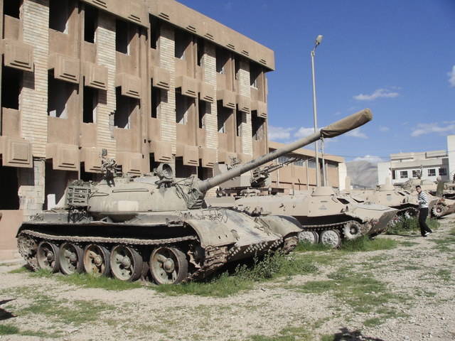 Suleymanya: Di fianco alla prigione, adesso museo alla memoria dei 182 mila scomparsi a causa delle epurazioni di Saddam, alcuni vecchi carri armati ricordano gli anni di guerra e di orrore.