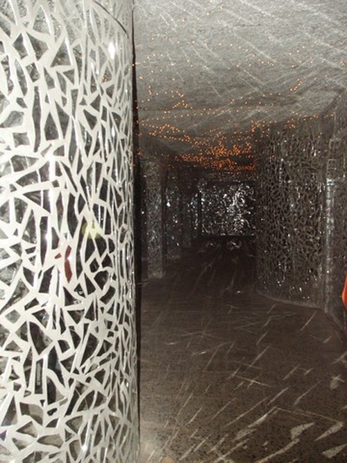 Suleymanya: l'ingresso della prigione-museo, un percorso tortuoso in un tunnel, con 182 mila pezzetti di specchio alle pareti, illuminate da 5 mila piccole lampadine sul soffitto, a memoria dei 182.00