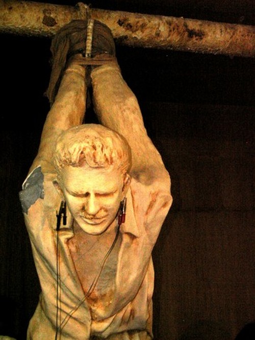 Suleymanya: In una stanza della prigione-museo, un manichino raffigura un uomo che viene torturato con la corrente elettrica.