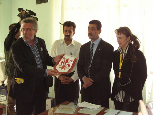 Il rappresentante del sindaco di Firenze consegna il simbolo della città al sindaco di Halabja.