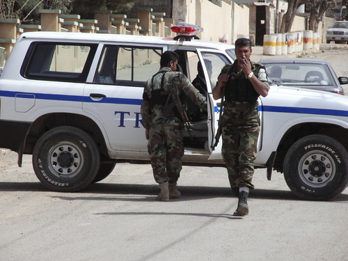 Halabja: Uomini armati a guardia del municipio.