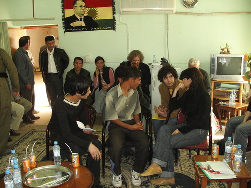 Halabja: Il rappresentante degli studenti di IPB-Italia a colloquio con alcuni rappresentanti degli studenti curdi.