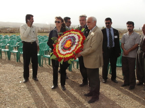 Cimitero di Halabja: Una corona di fiori in memoria delle vittime.