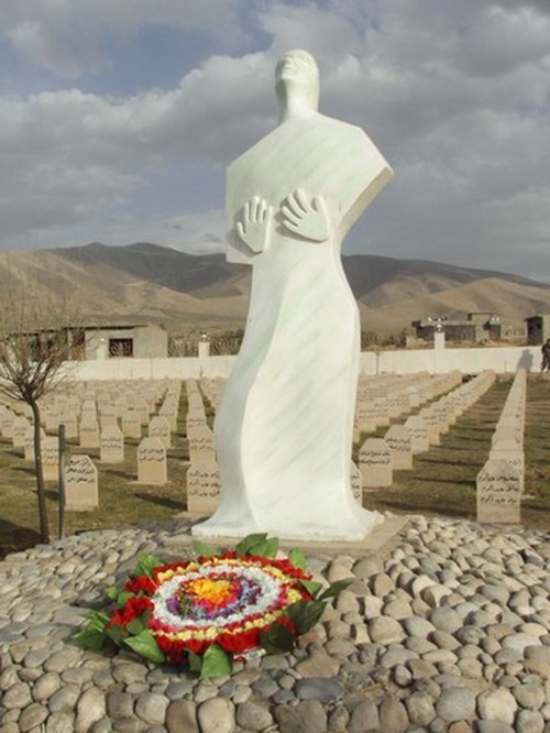 Il monumento in ricordo nel cimitero di Halabja.