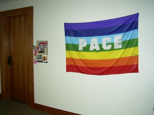 Qui ci sono  due foto con la mia bandiera di pace.  Una e' della bandiera fuori della mia stanza all'Universita Soka in Aliso Viejo, California.  ... 