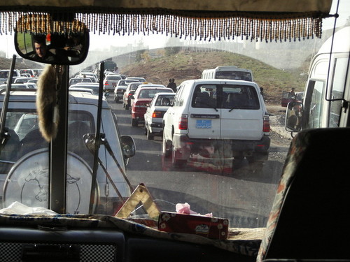 Di ritorno a Erbil dopo il giro sulle colline. Sembra quasi un traffico come per il rientro nelle nostre città; in realtà più avanti c'era un posto di blocco.