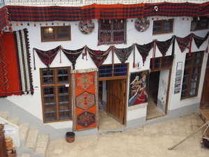Erbil: nella cerchia delle mura, il museo dell'arte tessile. Meravigliosi tappeti e oggetti tradizionali ci affascinano.
