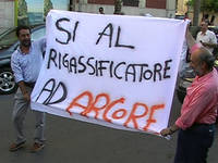 Il rigassificatore della discordia: manifestazione a Brindisi, polemica fra le associazioni a Taranto