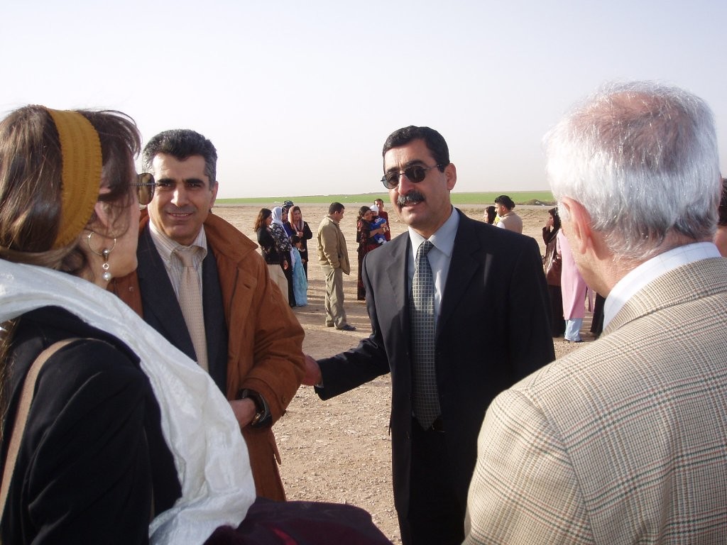 Il Sindaco di Halabja, Khidr Karem Aktar, assieme ad alcuni membri della delegazione.