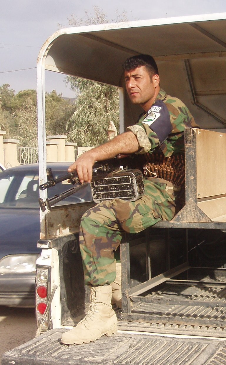 Un soldato di sentinella nella sua camionetta.