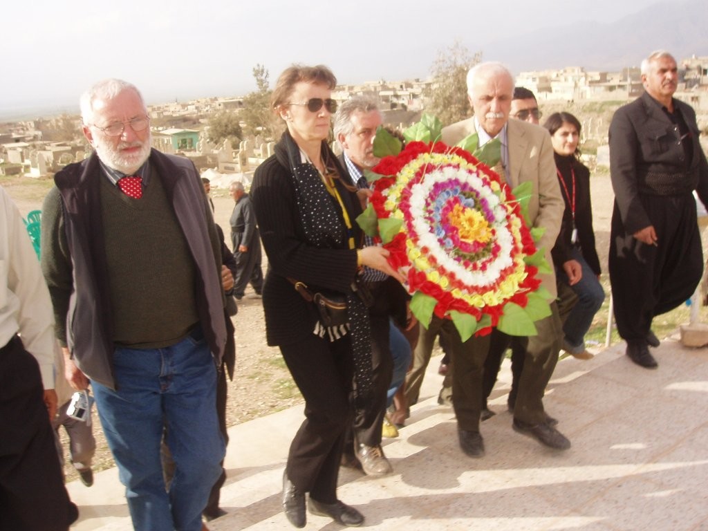 Si depone una corona di fiori al cimitero delle vittime di Halabja.