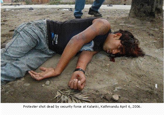 Un dimostrante ucciso dalle forze di sicurezza a Kalanki, 6 aprile 2006.
