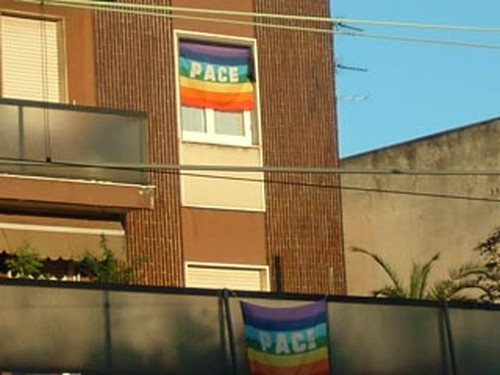 Bandiera esposta alla finestra della sede di www.e-bio.it a Bresso (Milano). Ezio 