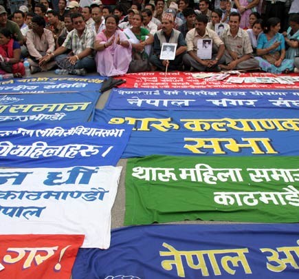 Janajati - gruppi etnici locali nepalesi che chiedono uno stato secolare, dimostrazione davanti a Singha Durbar. 