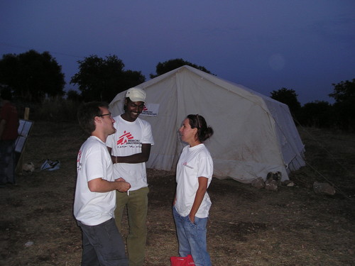 Personale di MSF. Per il loro lavoro sono stati ringraziati con una accusa di "occupazione di suolo pubblico"