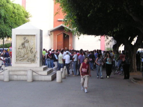 La fine della manifestazione davanti alla chiesa del paese.