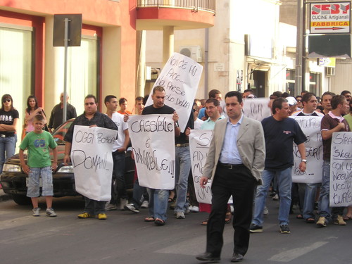 Manifestazione del primo giugno 2006 a Cassabile. Si chiede un maggior impegno alla città e una maggior dignità del lavoro. I testi dei manifesti sono volutamente provocatori.