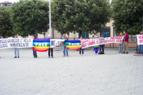 Due giugno: Apertura di striscioni e bandiere arcobaleno all'expo di Genova, poco prima del lancio dei paracadutisti.