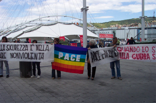 2 giugno: "passeggiata" dei pacifisti all'expo di Genova.