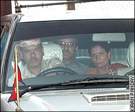 Prachanda arriva al meeting su un'auto governativa 
