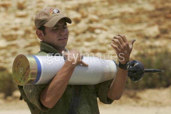 CONFINE ISRAELE - LIBANO. 14 LUGLIO Un soldato israeliano carica una munizione perforante sul suo carro armato in vista di un attacco contro le milizie Hezbollah