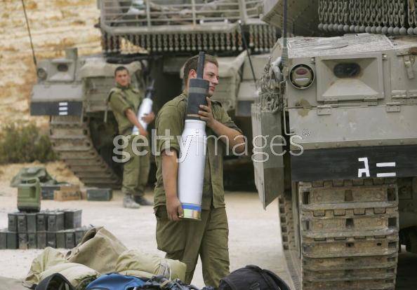 CONFINE LIBANO ISRAELE. 14 LUGLIO Soldati israeliani caricano i loro carri armati Merkeva con munizioni perforanti mentre si preparano ai possibili attacchi contro le milizie Hezbollah.