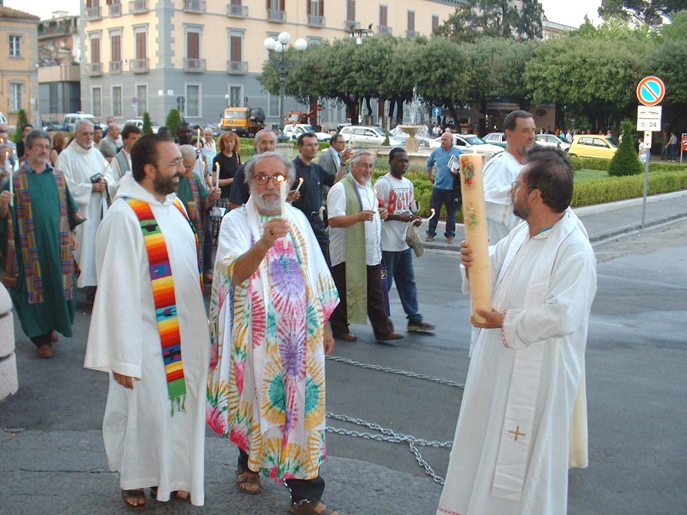 Missionari comboniani in processione davanti alla Questura di Caserta nel giugno scorso (2003)